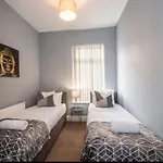 4-Bedroom House With 4 Bathrooms In Liverpool With Parking