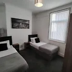 4-Bedroom House With 4 Bathrooms In Liverpool With Parking