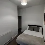 4-Bedroom House With 4 Bathrooms In Liverpool With Parking