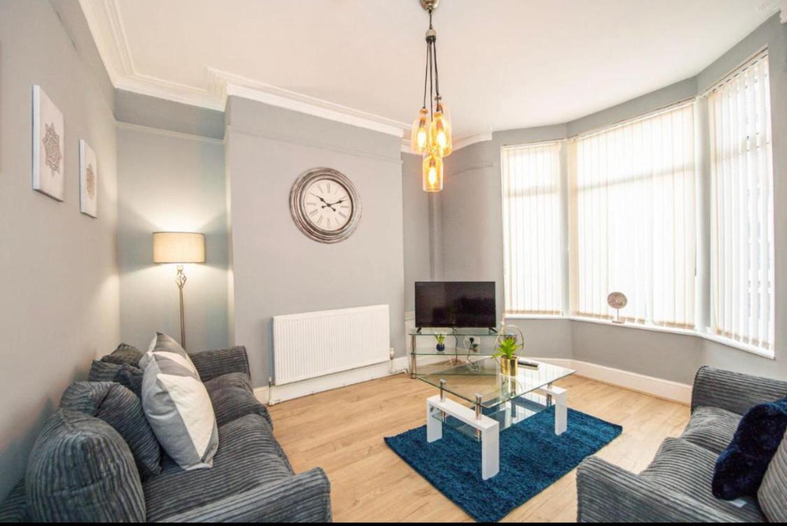 4-bedroom House With 4 Bathrooms In With Parking Holiday home *