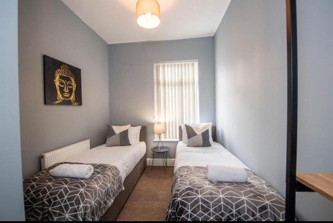 4-bedroom House With 4 Bathrooms In With Parking Holiday home Liverpool