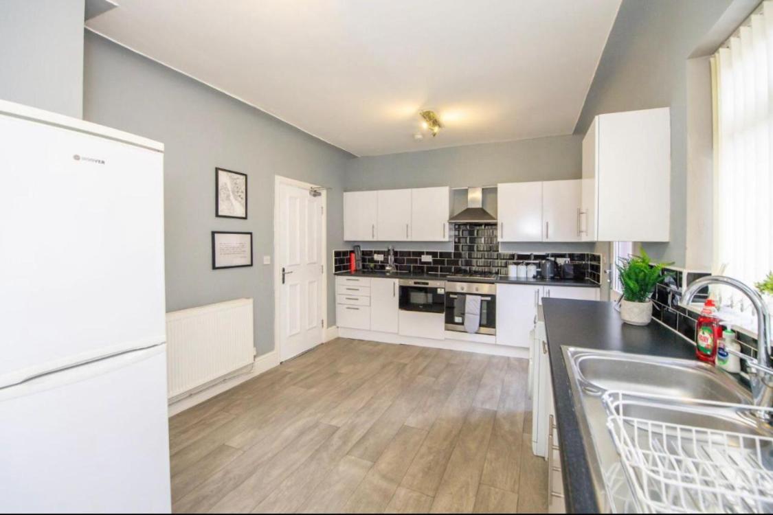 4-bedroom House With 4 Bathrooms In With Parking Holiday home