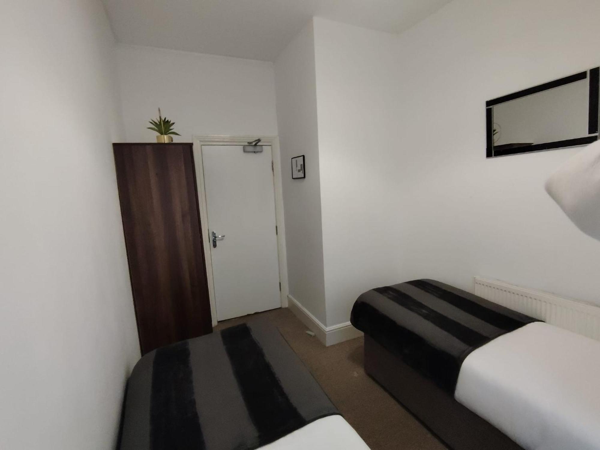 4-bedroom House With 4 Bathrooms In With Parking