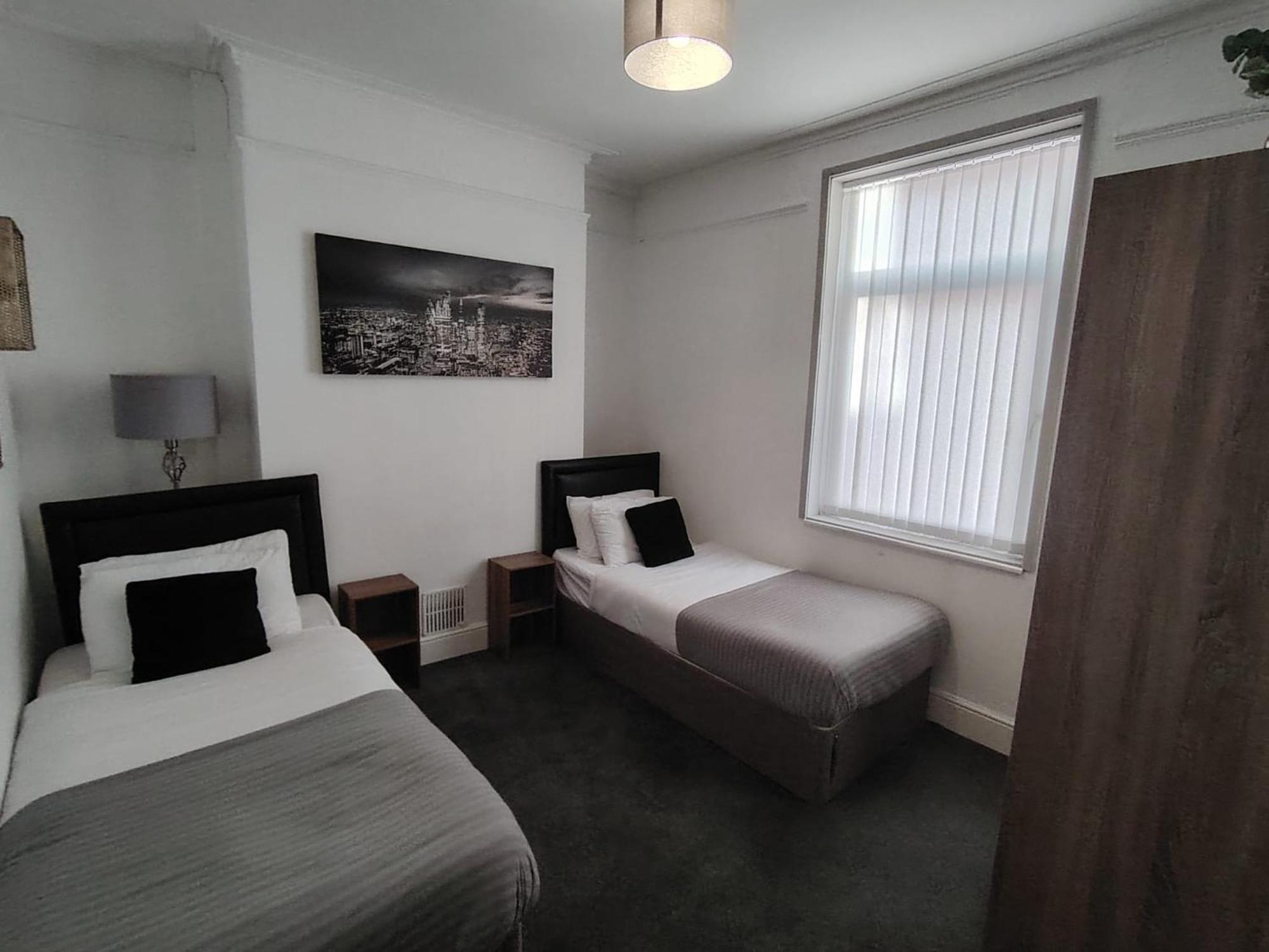 4-bedroom House With 4 Bathrooms In With Parking Holiday home *