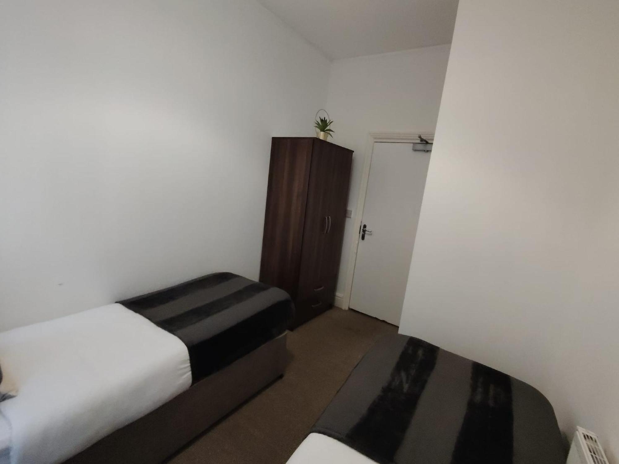 4-bedroom House With 4 Bathrooms In With Parking Holiday home