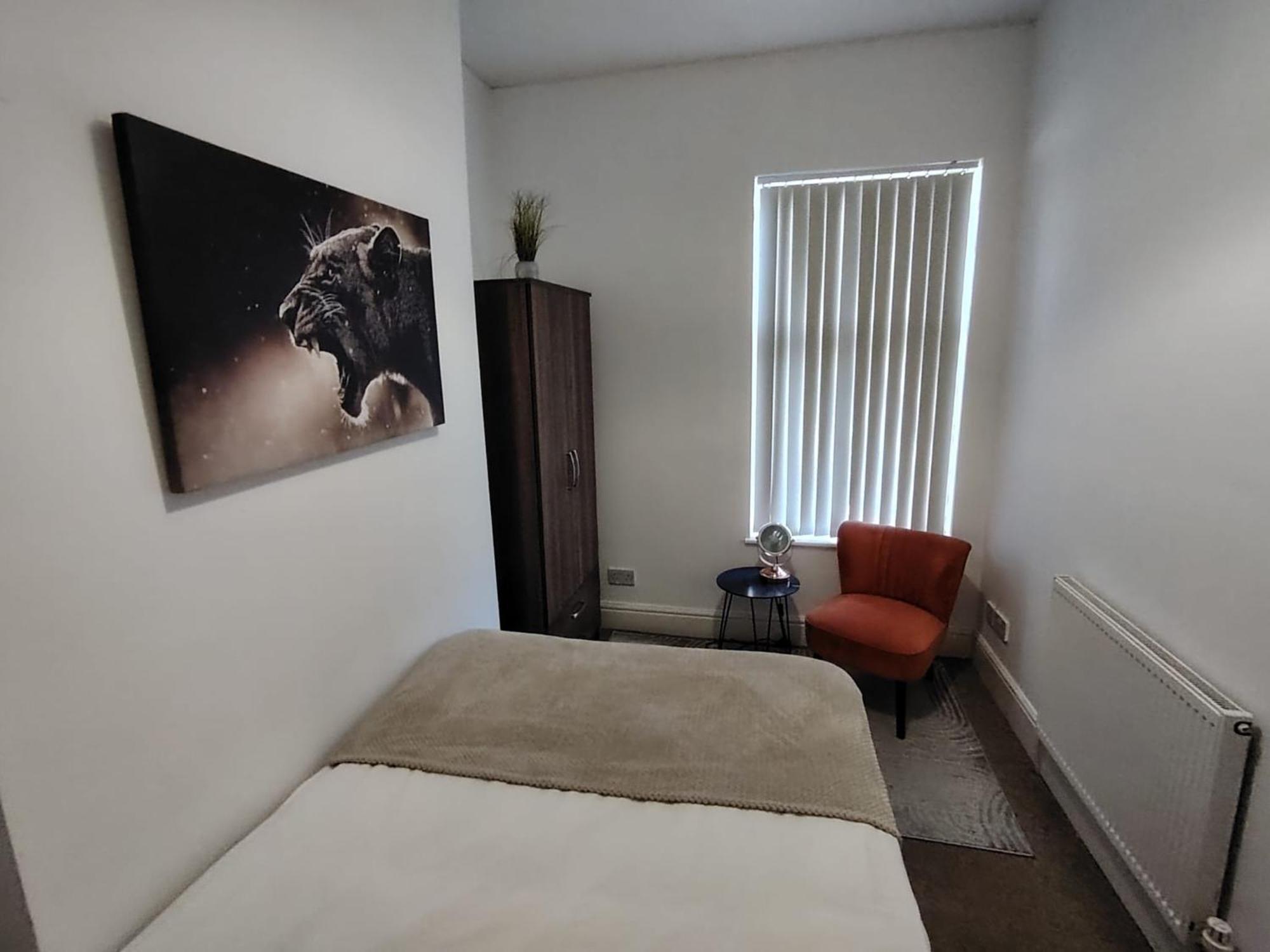 4-bedroom House With 4 Bathrooms In With Parking Holiday home *